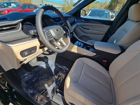 New 2025 Jeep Grand Cherokee Limited image 17