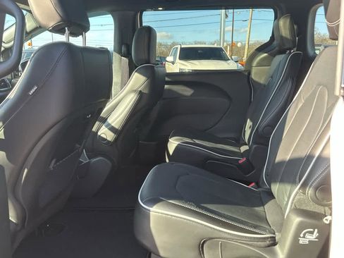 Used 2024 Chrysler Pacifica Limited w/ S Appearance Package image 14