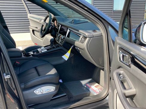 Certified 2025 Porsche Macan image 22