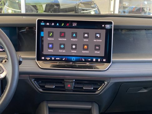 Certified 2025 Volkswagen Tiguan SE w/ Panoramic Sunroof Package image 34