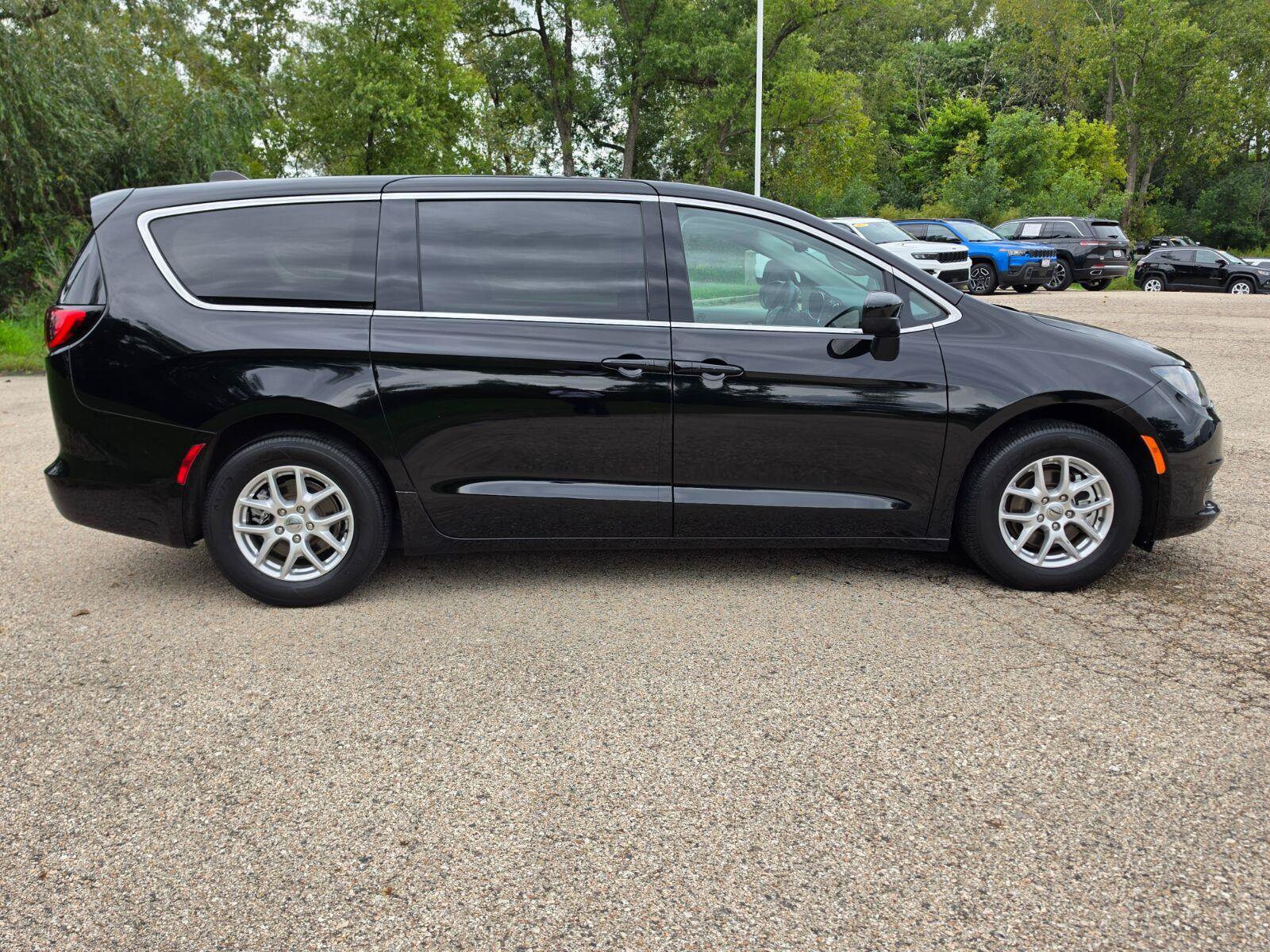 Used 2024 Chrysler Voyager LX FWD image 10