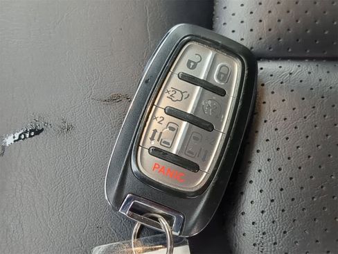 Used 2023 Chrysler Pacifica Touring-L image 33