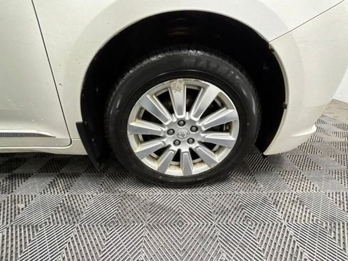 Used 2017 Toyota Sienna XLE Premium AWD/4WD image 7
