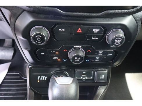 Used 2021 Jeep Renegade Latitude AWD/4WD image 18