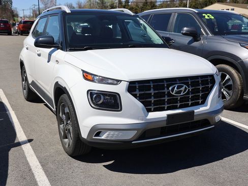 Used 2023 Hyundai Venue Limited image 1