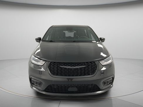 Used 2023 Chrysler Pacifica Limited w/ Uconnect Theater Family Group FWD image 3