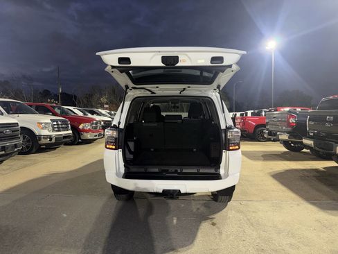 Used 2018 Toyota 4Runner SR5 RWD image 33