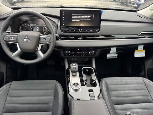 New 2025 Mitsubishi Outlander SE image 25