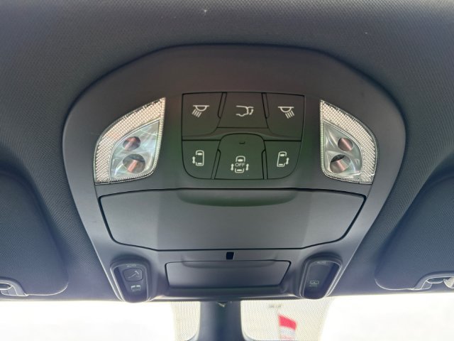 Used 2023 Chrysler Pacifica Limited w/ Uconnect Theater Family Group FWD image 9