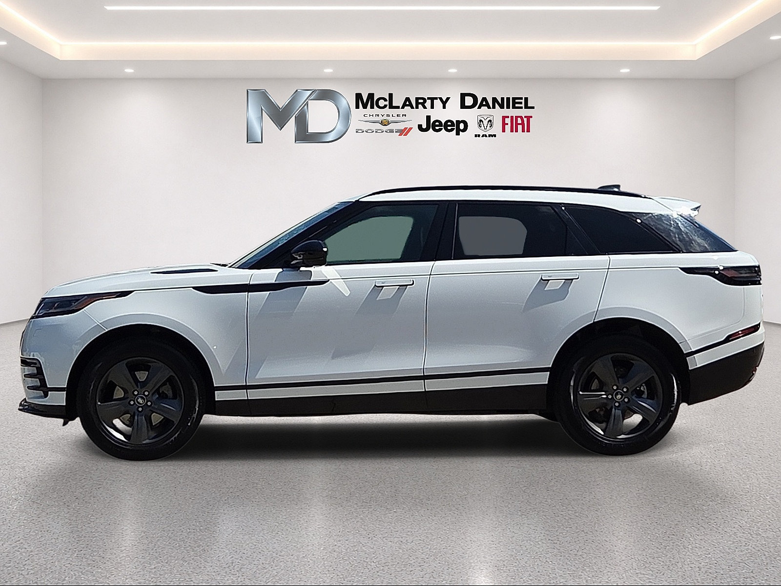 Used 2025 Land Rover Range Rover Velar Dynamic SE AWD/4WD image 3