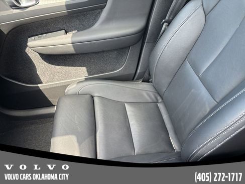 Used 2025 Volvo XC40 B5 Plus image 10