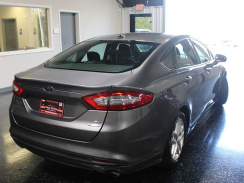 Used 2013 Ford Fusion SE image 2