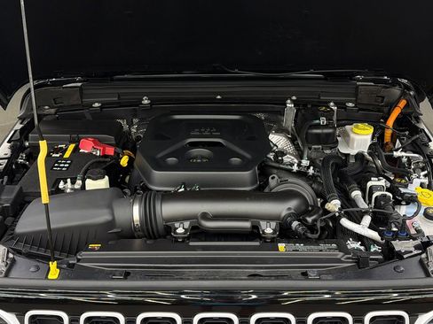 Used 2025 Jeep Wrangler Unlimited Sahara w/ Safety Group AWD/4WD image 19