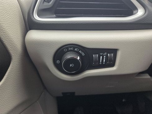 Used 2023 Chrysler Pacifica Touring-L FWD image 14
