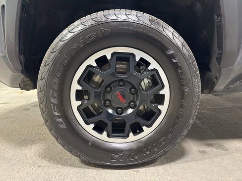 Used 2024 Toyota Tacoma TRD Off-Road image 33