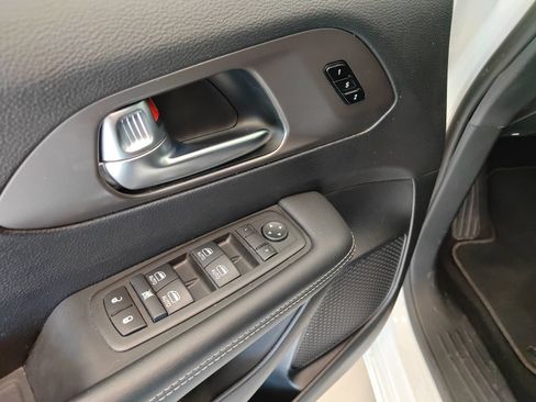 Used 2025 Chrysler Pacifica Select FWD image 9