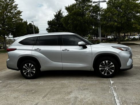 Used 2020 Toyota Highlander XLE FWD image 14