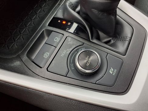 Used 2022 Toyota RAV4 LE AWD/4WD image 10