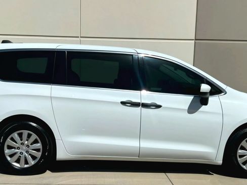 Used 2020 Chrysler Voyager L FWD image 8