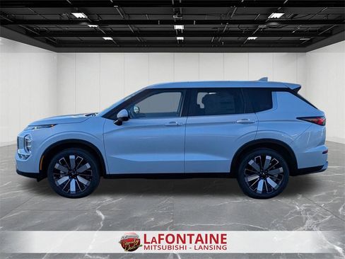 New 2025 Mitsubishi Outlander SE image 2