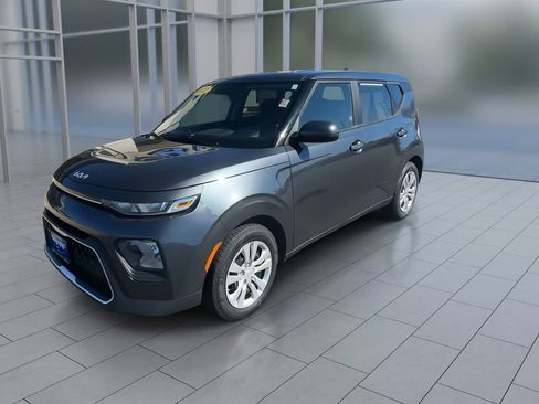 Used 2022 Kia Soul LX image 4