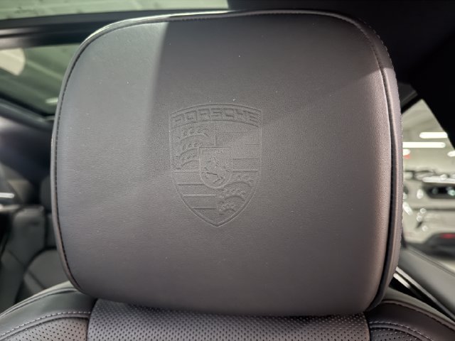 Certified 2024 Porsche Macan AWD/4WD image 28