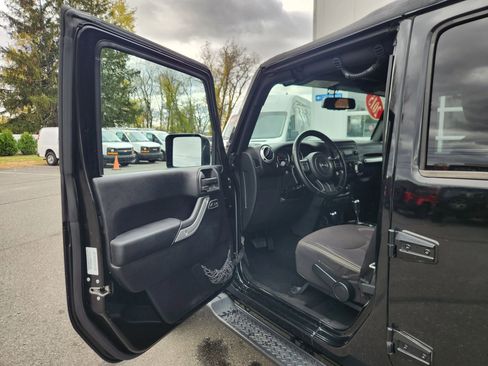 Used 2015 Jeep Wrangler Unlimited Sahara w/ Connectivity Group AWD/4WD image 23