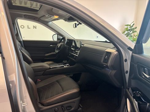 Used 2024 Nissan Pathfinder Platinum FWD image 6
