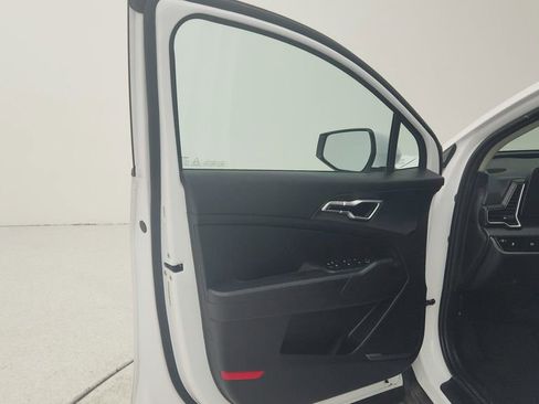 Used 2025 Kia Sportage LX image 19