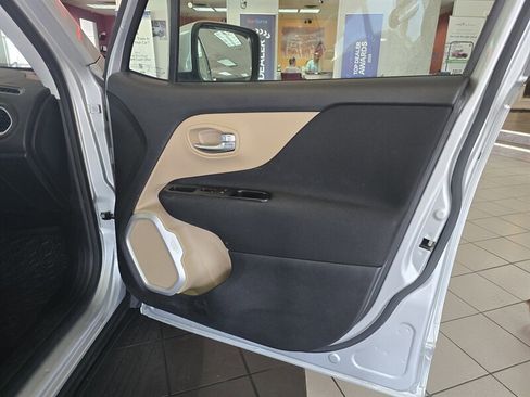 Used 2015 Jeep Renegade Latitude FWD image 12