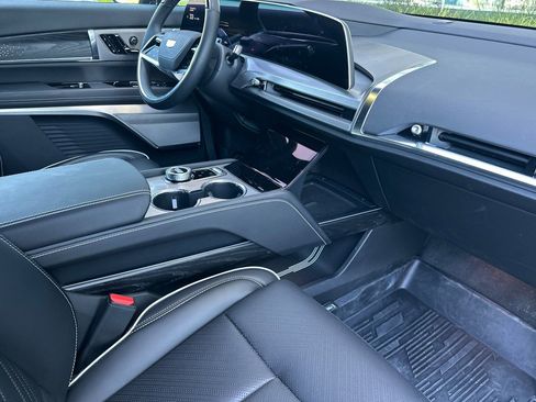 Certified 2026 Cadillac Vistiq Platinum w/ LPO, Floor Liner Package AWD/4WD image 19
