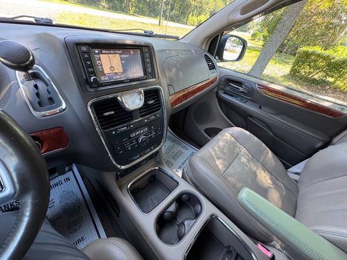 Used 2013 Chrysler Town & Country Touring-L w/ Entertainment Group #2 FWD image 21