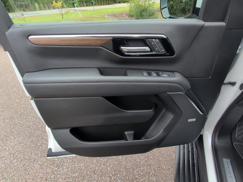 Used 2025 Chevrolet Suburban High Country AWD/4WD image 19