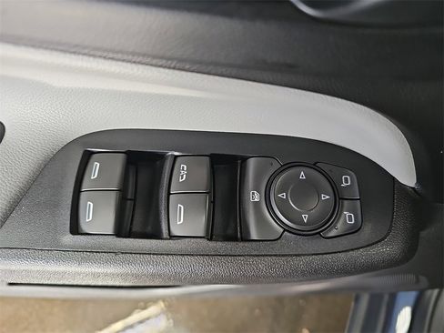 Used 2018 Chevrolet Equinox LS image 25