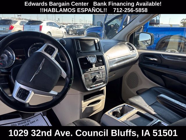 Used 2016 Chrysler Town & Country Touring FWD image 10