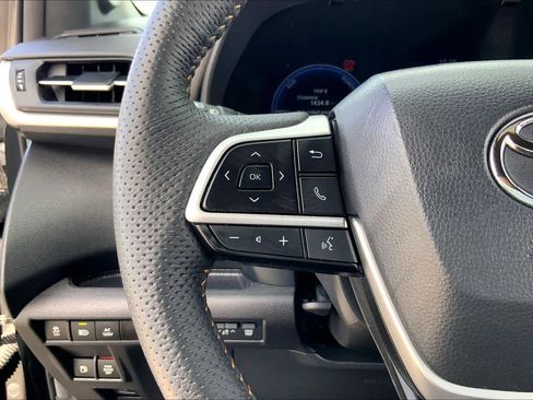 Used 2025 Toyota Sienna XLE Woodland Edition image 23