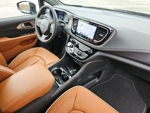 Used 2026 Chrysler Pacifica Pinnacle image 13