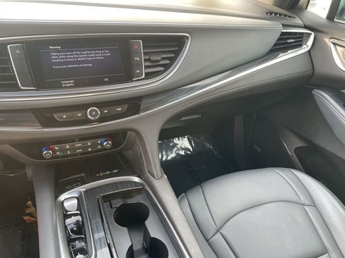 Used 2024 Buick Enclave Premium image 13