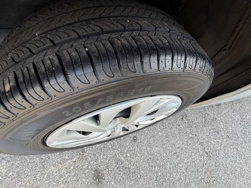 Used 2018 Toyota Corolla LE w/ Carpet Mat Package (TMS) FWD image 20