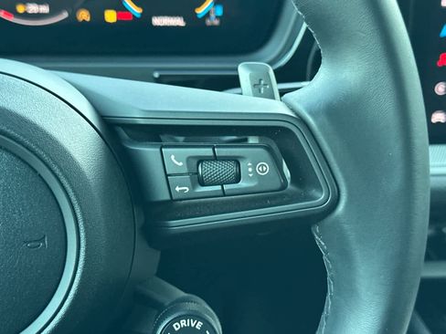 Used 2025 Porsche Cayenne image 28