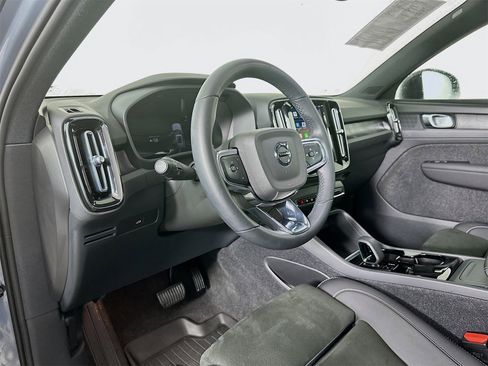 Used 2023 Volvo XC40 Recharge Plus image 9