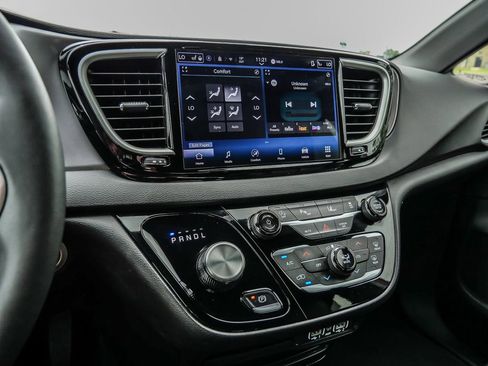 Used 2025 Chrysler Pacifica Select FWD image 31