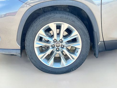 Used 2022 Toyota Highlander Limited AWD/4WD image 32