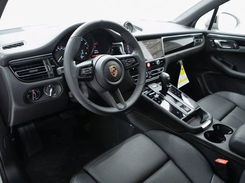 Certified 2025 Porsche Macan image 4