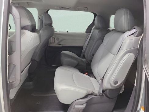 Used 2021 Toyota Sienna XLE FWD image 19