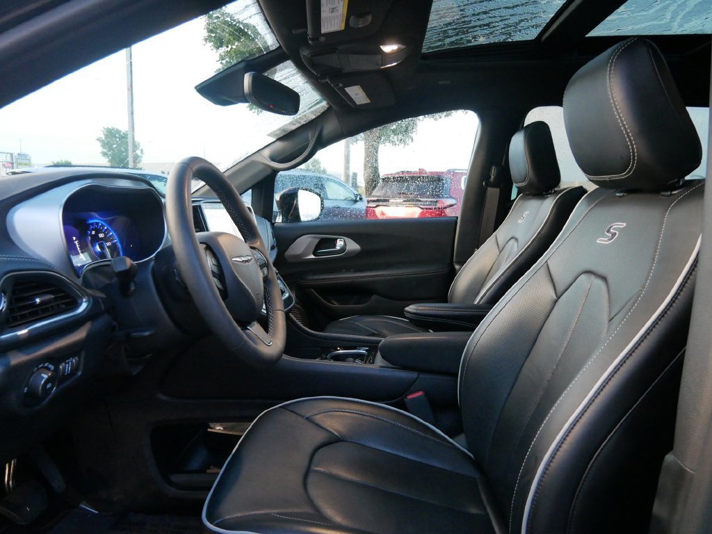 Used 2025 Chrysler Pacifica Limited AWD/4WD image 9