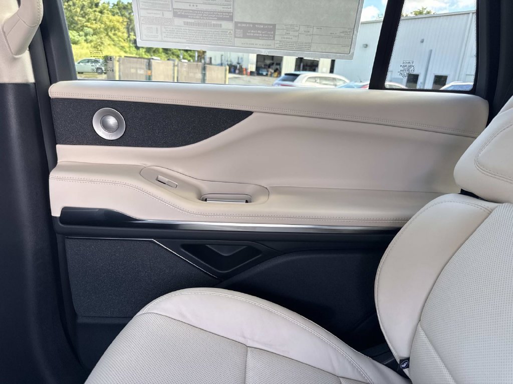 New 2027 Lincoln Navigator Reserve AWD/4WD image 16