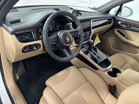 Certified 2025 Porsche Macan image 4