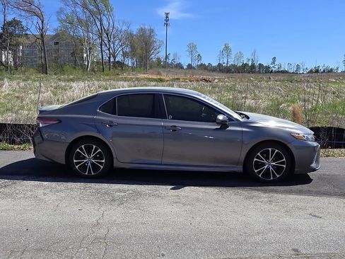 Used 2018 Toyota Camry SE image 2