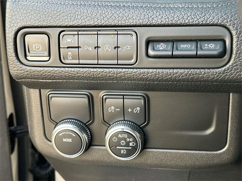 Used 2021 GMC Yukon XL Denali w/ Denali Premium Package image 17